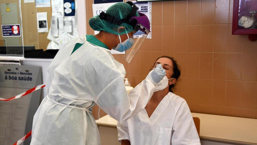 Una mujer se somete a una prueba PCR en Vigo