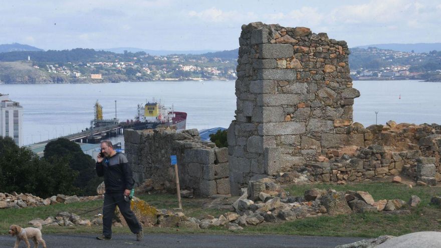 Dos castros, tres petroglifos y una muralla, entre los restos arqueológicos que protege la ciudad