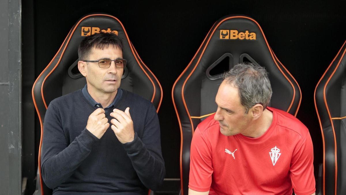 Garitano, junto a Pedro Hernández, en el banquillo durante el encuentro en Elda.