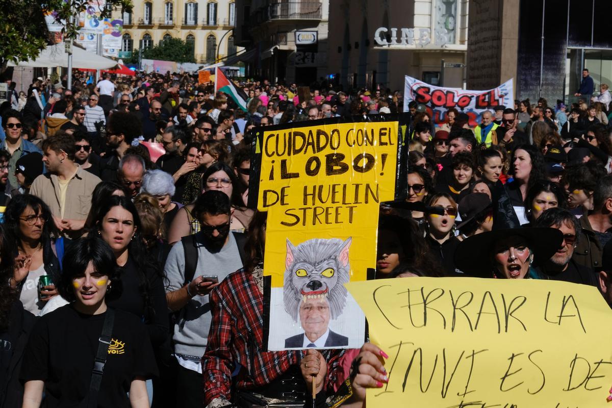 Manifestación en defensa de La Casa Invisible por las calles de Málaga.