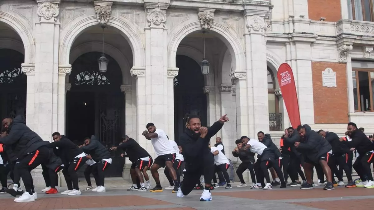 As赤 fue la 'haka' de Fiyi en la Plaza Mayor de Valladolid para abrir una semana de rugby en Pucela