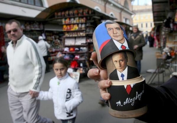 Un vendedor muestra unas muñecas rusas ('matrioshkas') decoradas con retratos de Medvedev y Putin, en San Petersburgo en mayo de 2008.