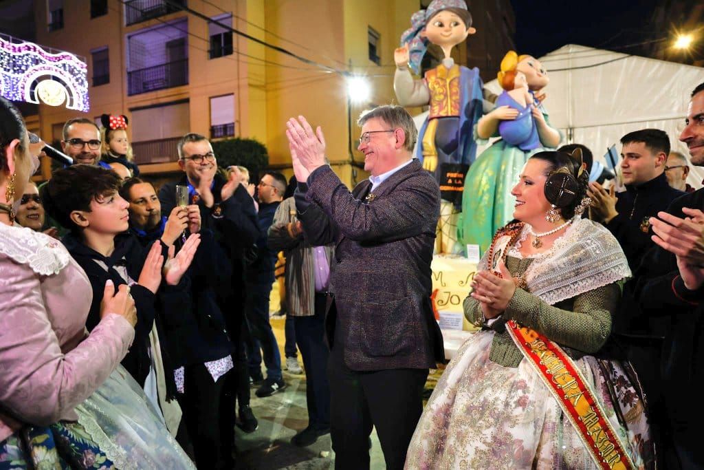 Puig visita la falle del Quint de Mislata en su 50 aniversario y tras el plantón del artista fallero