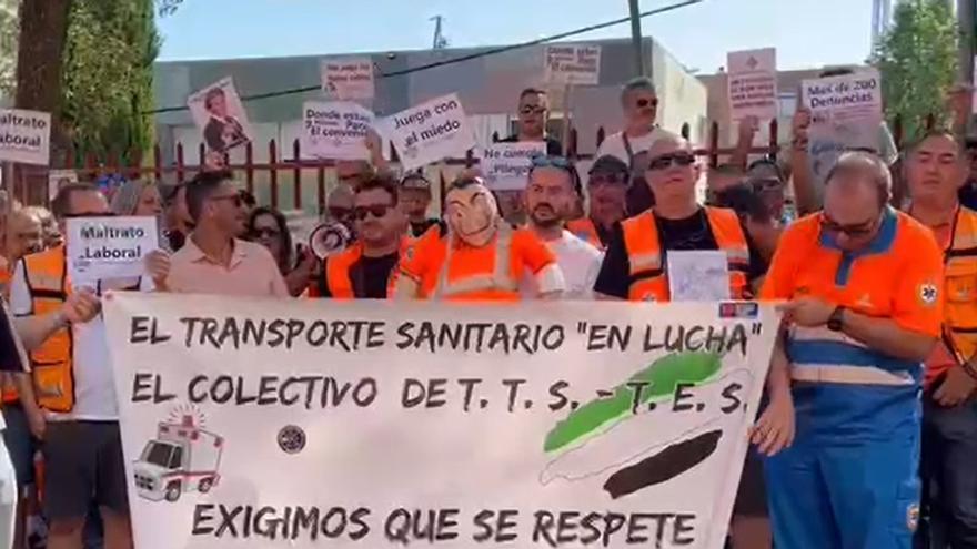 Protesta de los trabajadores de las ambulancias en Cáceres