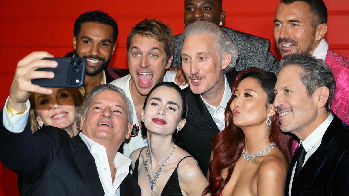 El CEO de Netflix, Ted Sarandos, haciéndose un 'selfie' con el reparto de la serie 'Emily in Paris'.