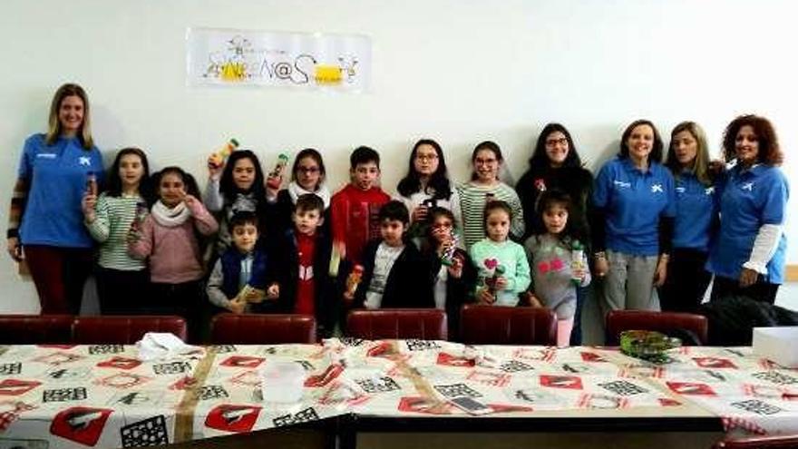 Grupo de voluntarias con niños. // Fdv