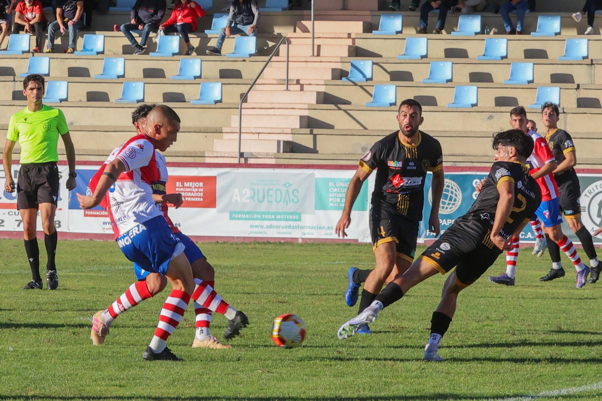 Las imágenes de la contundente victoria del Arosa al Barbadás (3-0)