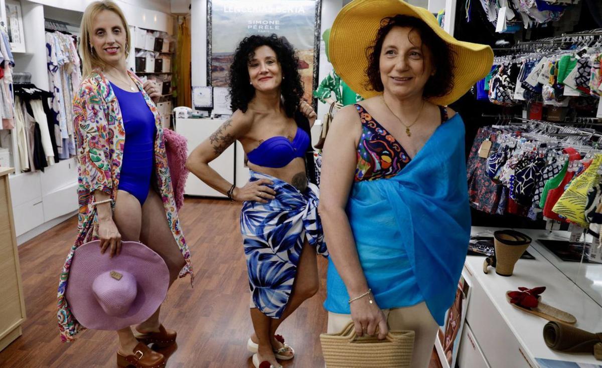 Maite Pereiras, Ana Bueno y Alicia Gutiérrez, con los bañadores que lucirán en el desfile. | juan plaza