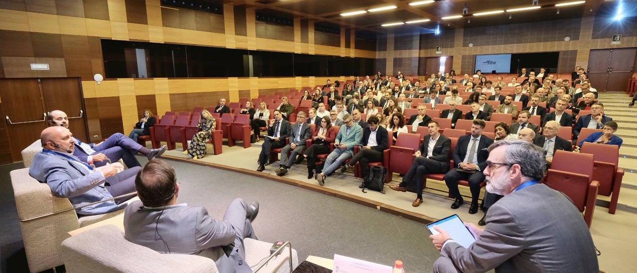 El CEO de Colliers, Mikel Echevarren, (d.) en la mesa redonda en la que alertó de que llega un tsunami.