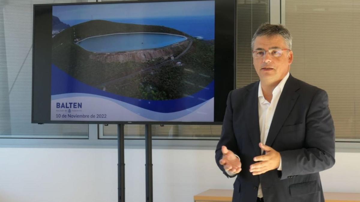 Javier Parrilla explica el proyecto junto a una imagen de la balsa de Taco, ubicada en un cono volcánico de Buenavista. | | E.D.