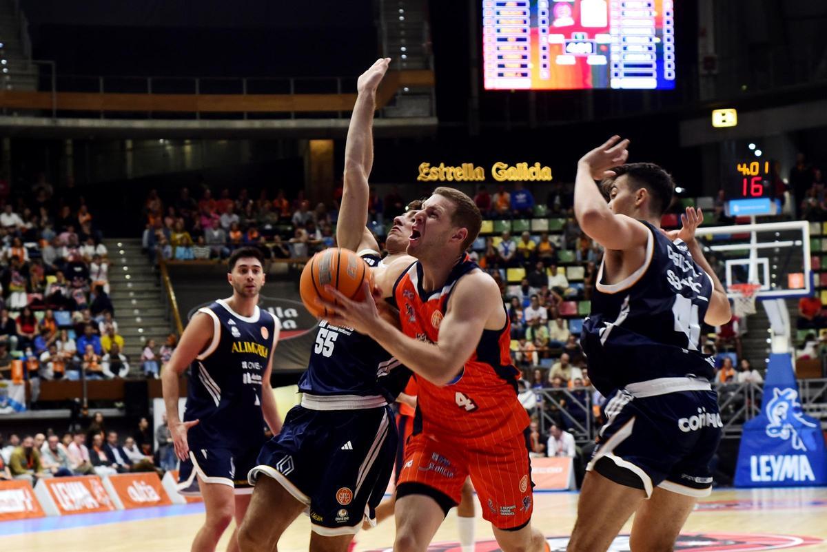Paul Jorgensen se abre paso entre los jugadores del Oviedo en el duelo de la primera vuelta en el Coliseum.