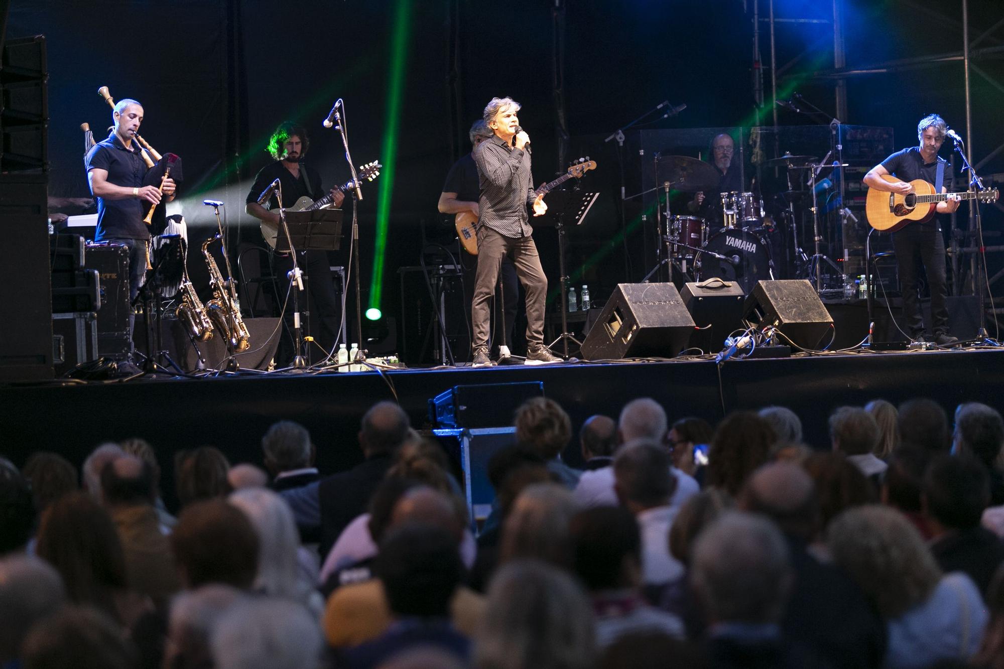 Así fue el concierto de Nando Agüeros, sus "amigos asturianos" y Rosa López en Luanco