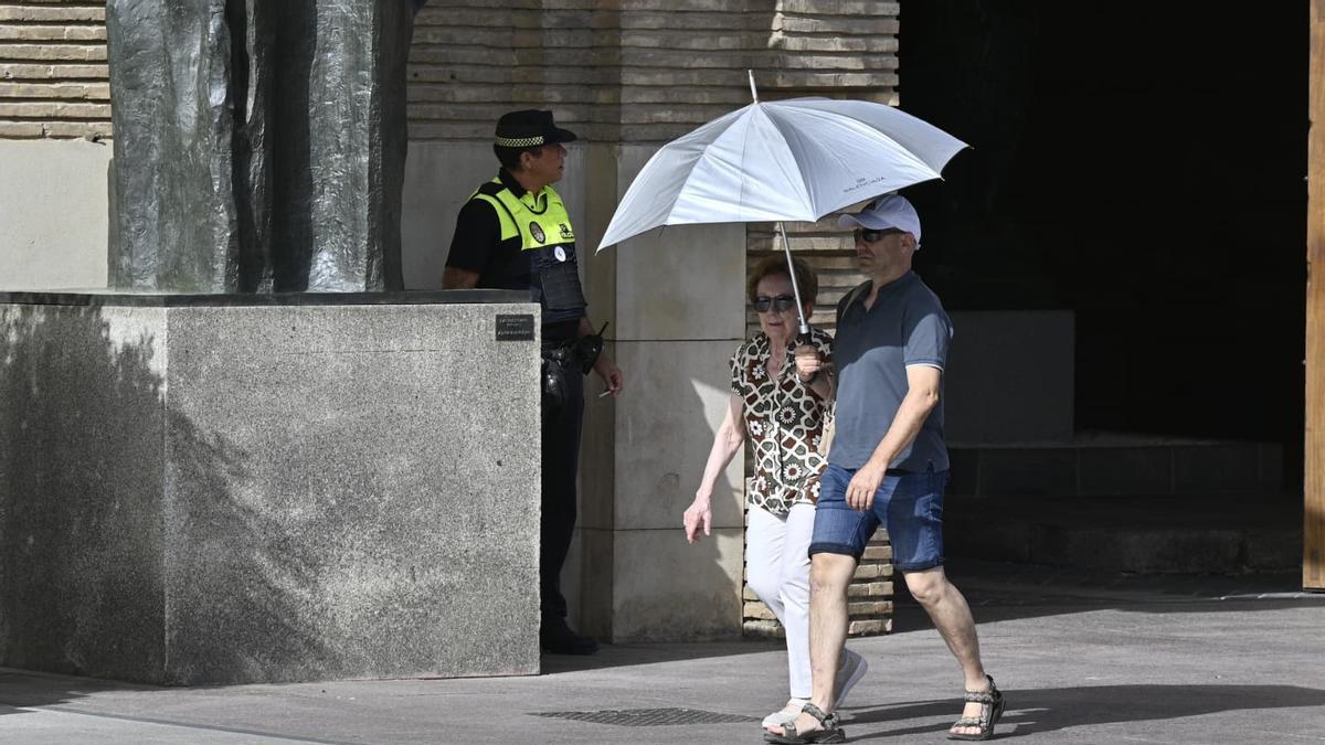 Un grupo de paseantes en el centro de Zaragoza, este lunes durante la ola de calor.