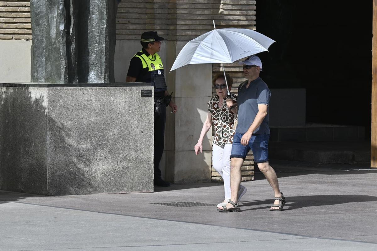 Un grupo de paseantes en el centro de Zaragoza, este lunes durante la ola de calor.