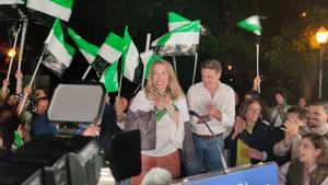 María Guardiola, emocionada, celebra el resultado electoral en la calle con los suyos.