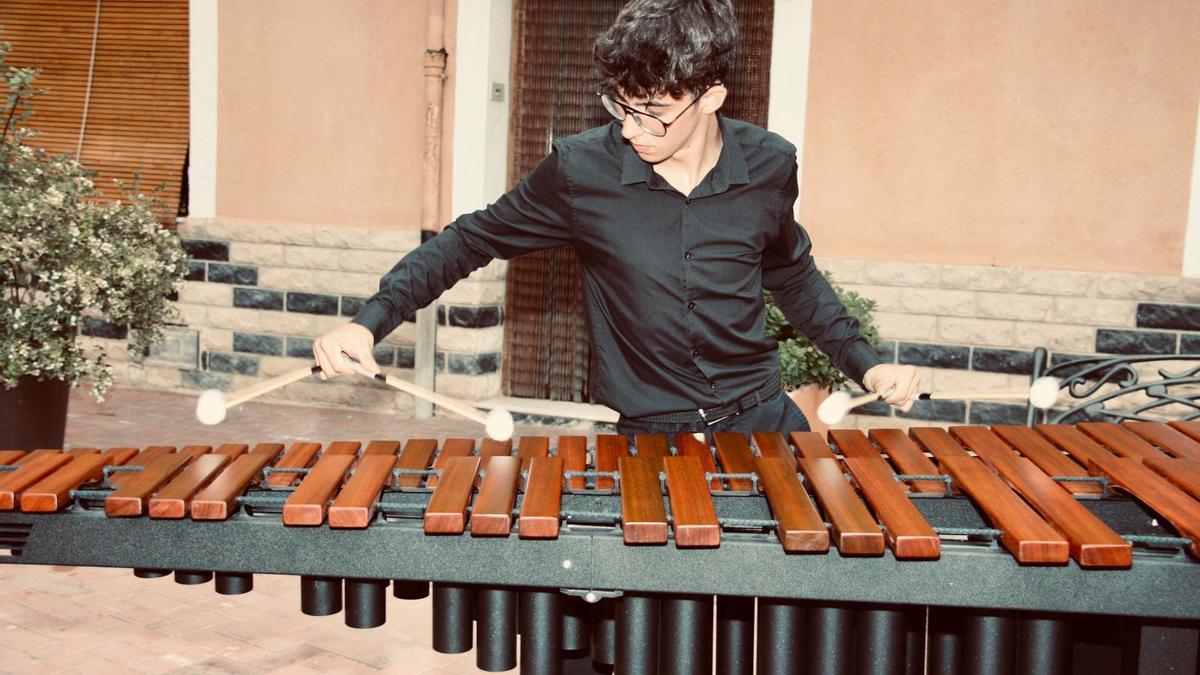 Aitor Herrero Torregrosa toca la marimba en su casa