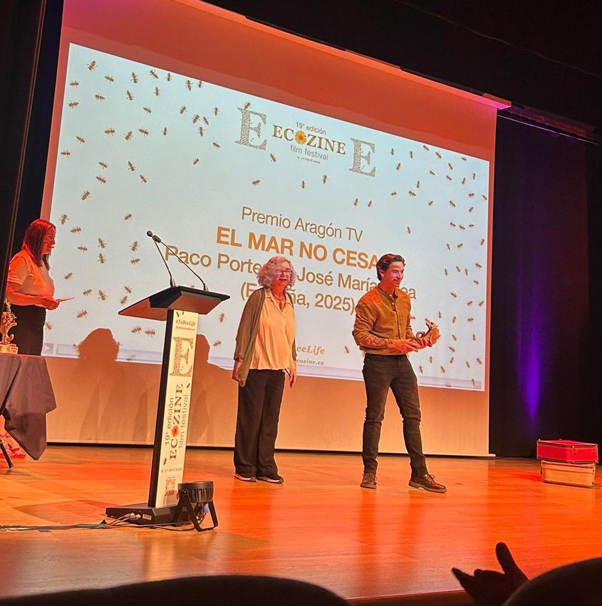 José María Egea, recogiendo el premio en el Festival EcoZine de Zaragoza