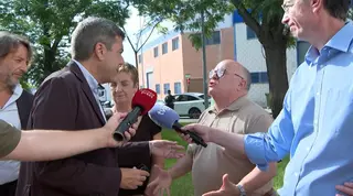 Un hombre increpa a Mazón en su visita a Alaquàs: "No estabas en tu sitio"