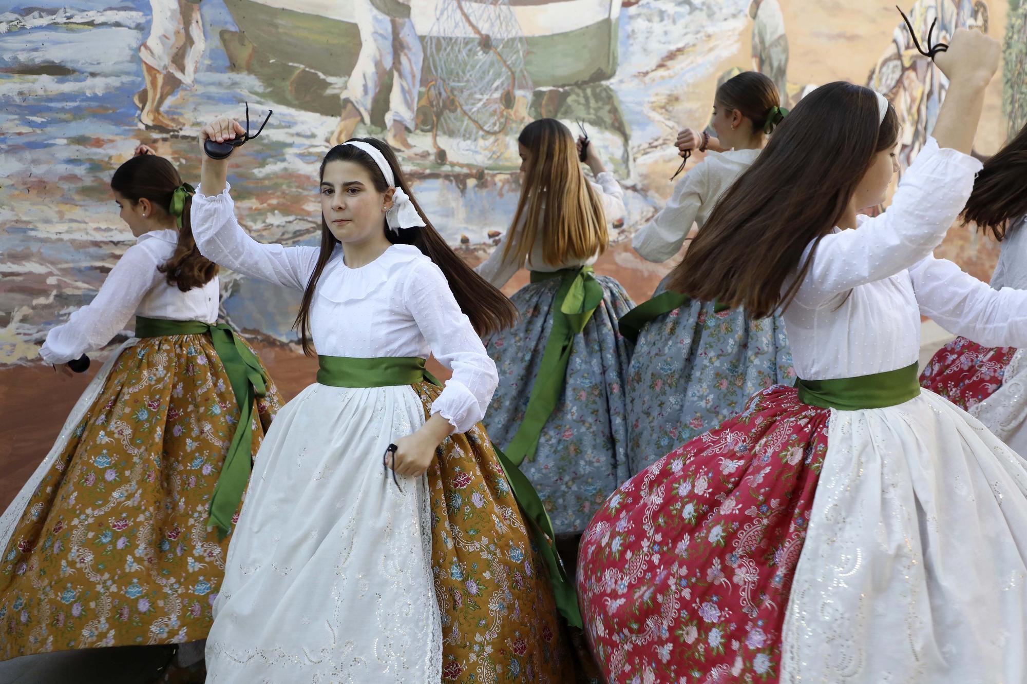 Las falleras infantiles de 2020-2021 y 2022 ensayan la "Dansà"