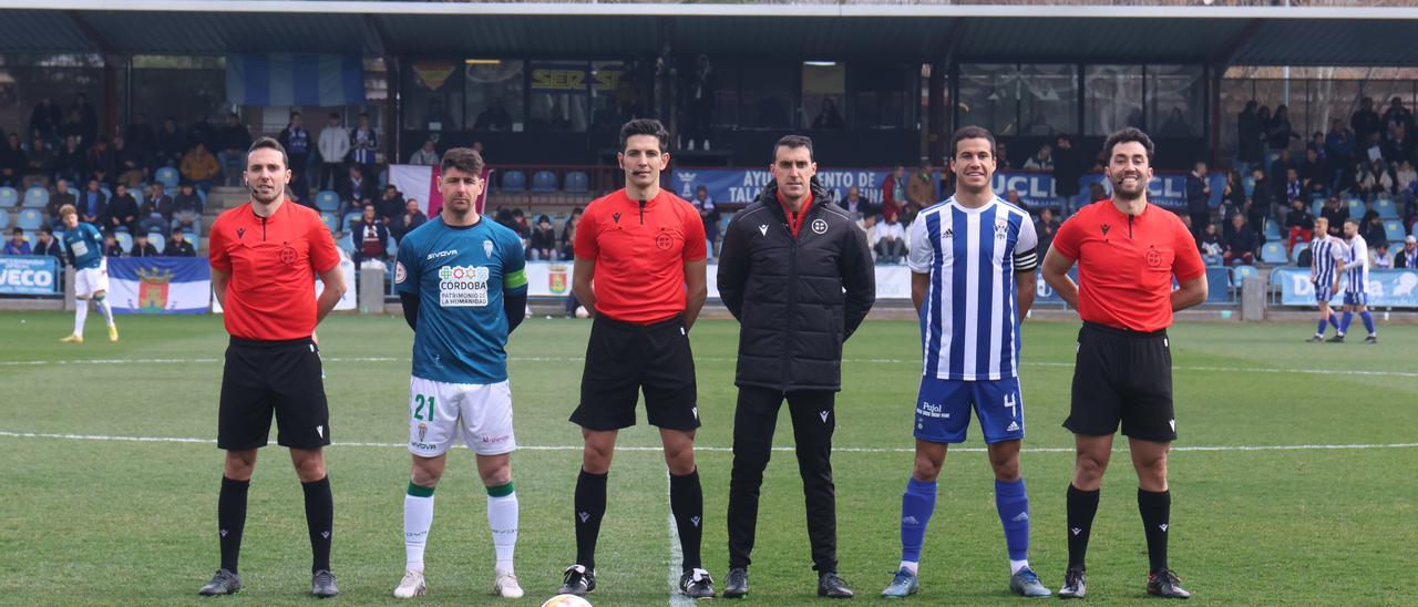 Sergio Muresan, en el centro, junto a sus ayudantes y los capitanes del Córdoba CF y del Talavera.