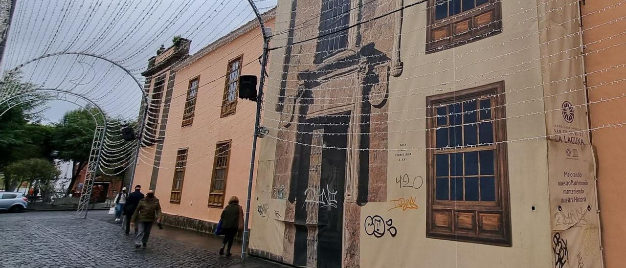 La lona que cubre la entrada de la Casa del Corregidor, en la calle de La Carrera, en el casco lagunero. | | E. D.