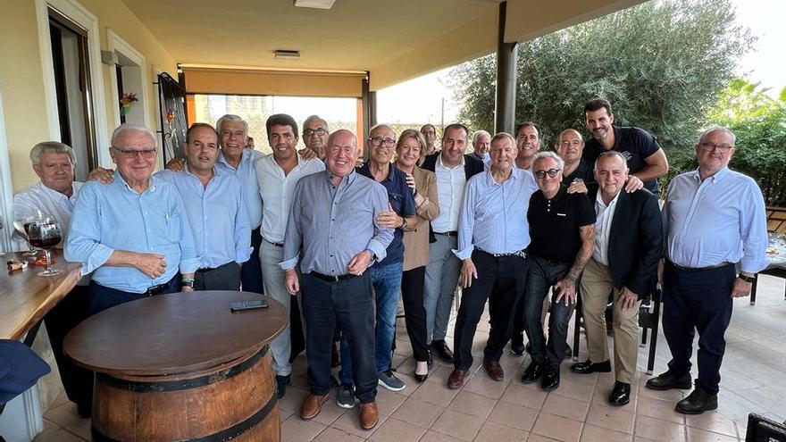 Foto de familia, con algunos de los invitados, al concluir el acto organizado por la Asociación de Amigos del Arroz con Costra con Mazón