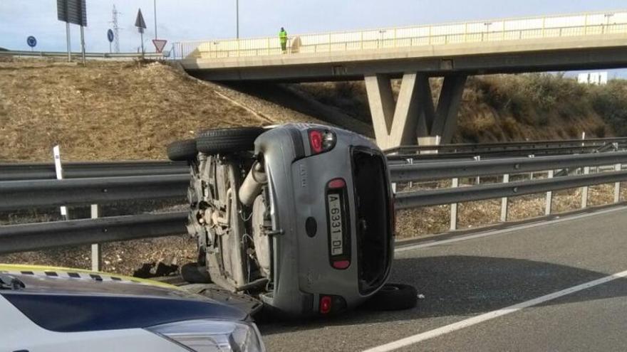 El vehículo ha volcado sobre el carril izquierdo de la autovía de Madrid cuando circulaba por el término municipal de Sax