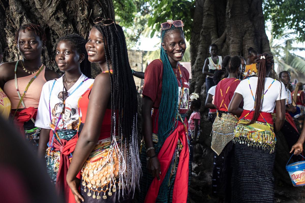 Jóvenes, vestidos con sus trajes tradicionales, asisten a una ceremonia que marca el final del proceso de iniciación anual para hombres jóvenes en Kabrousse, Senegal.