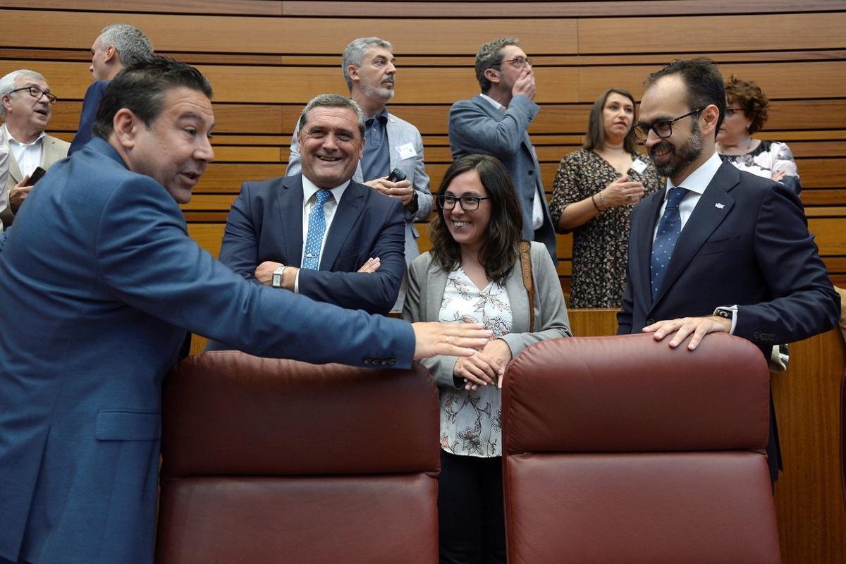 GRAF2229. VALLADOLID, 21/06/2019.-De izq a dcha, los procuradores que formarán el Grupo Parlamentario Mixto en las Cortes de Castilla y León, Luis Mariano Santos (UPL), Pedro Pascual (XAV), Laura Domínguez (Podemos) y José Maria García (Vox), conversan al inicio de la celebración esta mañana de la sesión constitutiva de la X Legislatura del parlamento regional.EFE/NACHO GALLEGO