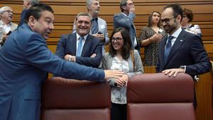 GRAF2229. VALLADOLID, 21/06/2019.-De izq a dcha, los procuradores que formarán el Grupo Parlamentario Mixto en las Cortes de Castilla y León, Luis Mariano Santos (UPL), Pedro Pascual (XAV), Laura Domínguez (Podemos) y José Maria García (Vox), conversan al inicio de la celebración esta mañana de la sesión constitutiva de la X Legislatura del parlamento regional.EFE/NACHO GALLEGO