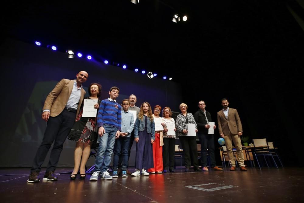 El Teatro Municipal acogió un emotivo Homenaje a los maestros y maestras jubilados de Torrevieja