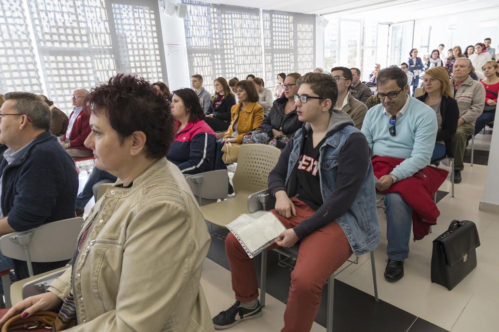 Mislata entrega las tarjetas de movilidad a los jóvenes