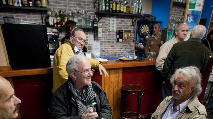 Una partida de mus en el bar La Breña.