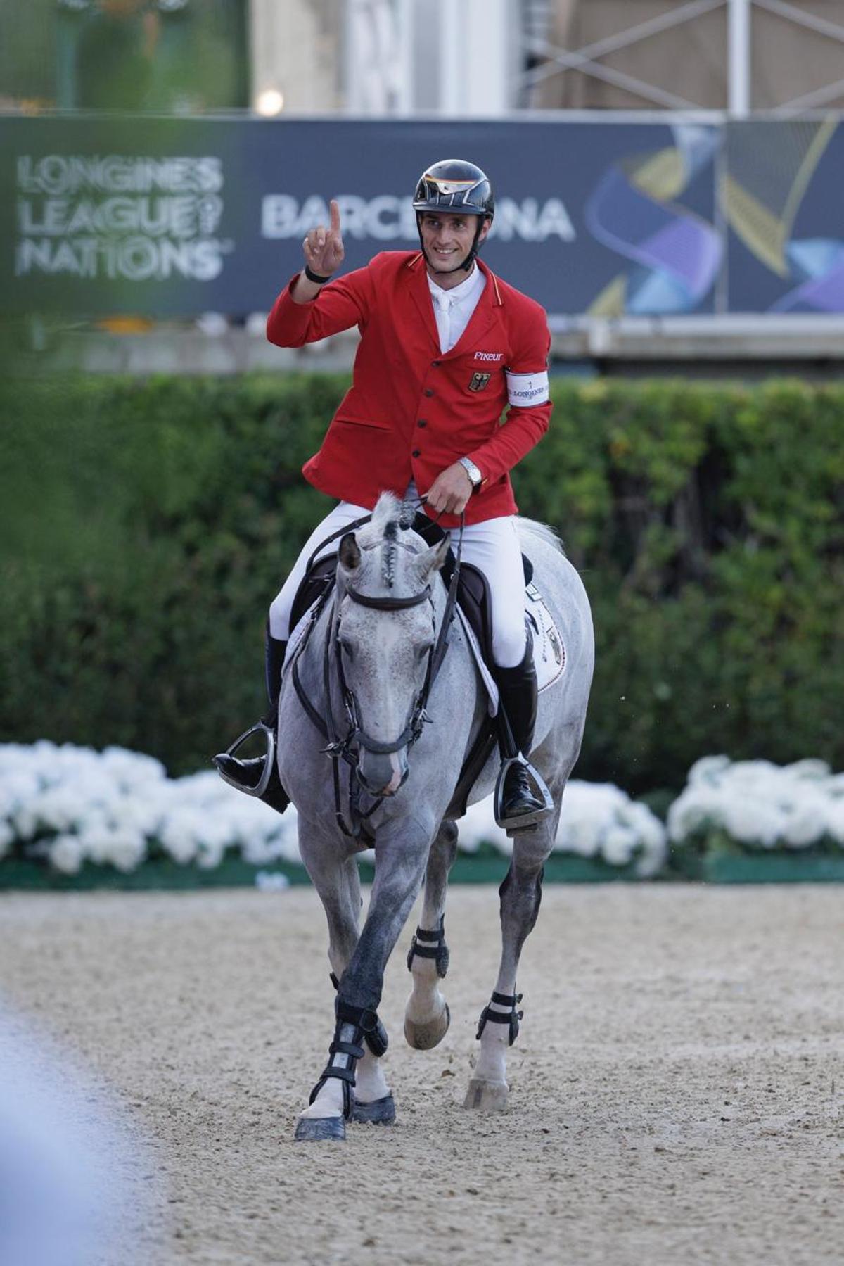 Richard Vogel celebra a lomos de Cloudio el triunfo de Alemania en la final de la Longines League of Nations™ 2026, disputada en la Pista Olímpica del Real Club de Polo de Barcelona