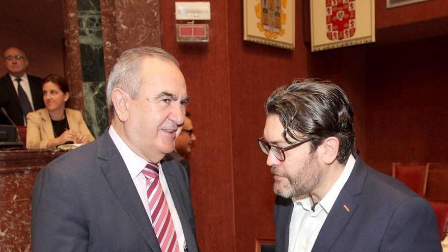 Rafael González Tovar y Miguel Sánchez se saludan durante el pleno sobre financiación autonómica celebrado ayer en la Asamblea.