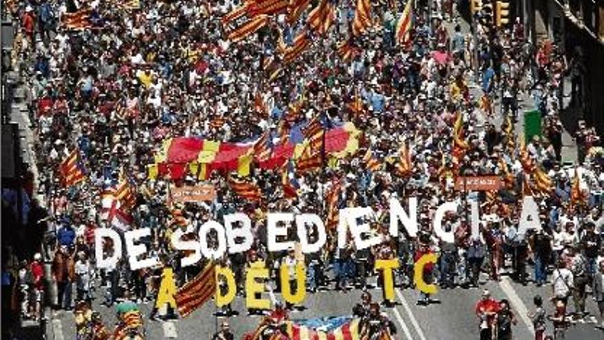 La marxa va recórrer el centre de Barcelona per protestar contra els vetos del Constitucional.