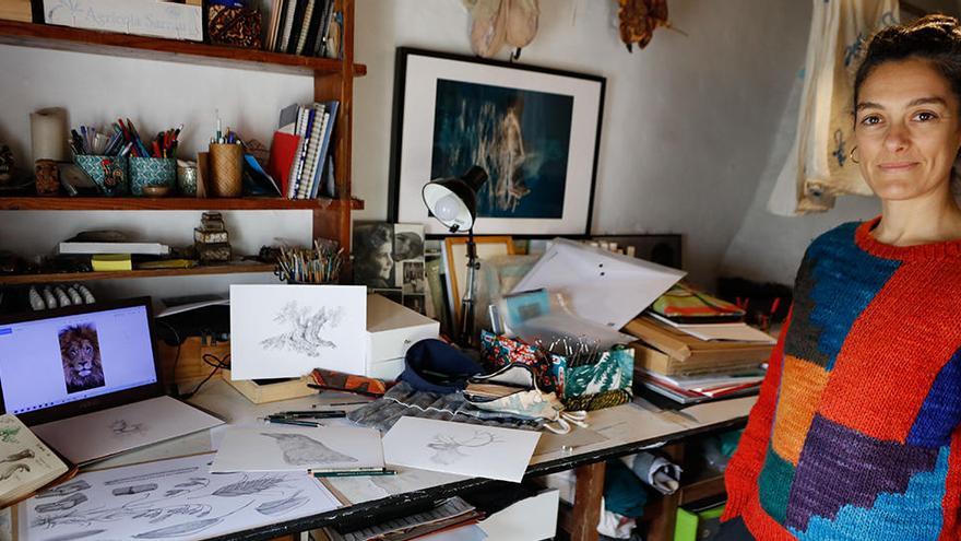 La il·lustradora científica Iara Chapuis, fa uns dies, a Eivissa.