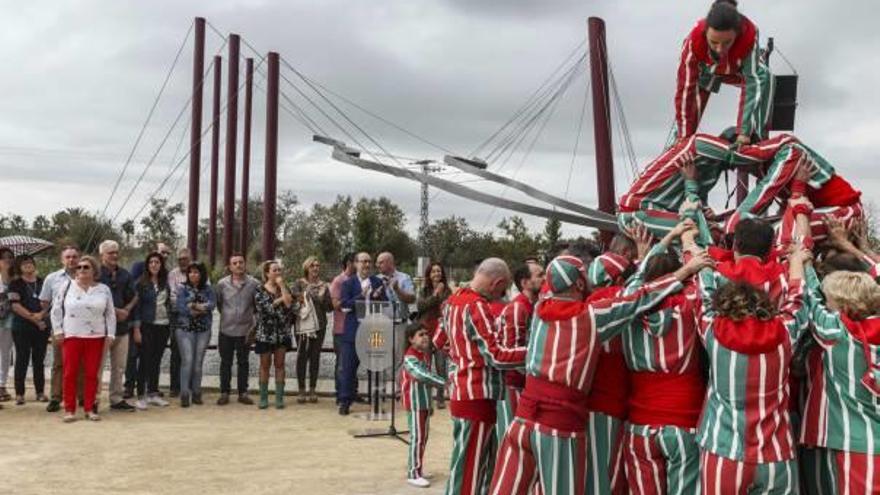 La Nova Muixeranga levanta una torre en la inauguración del Parc dels Furs y la escultura del Xúquer.