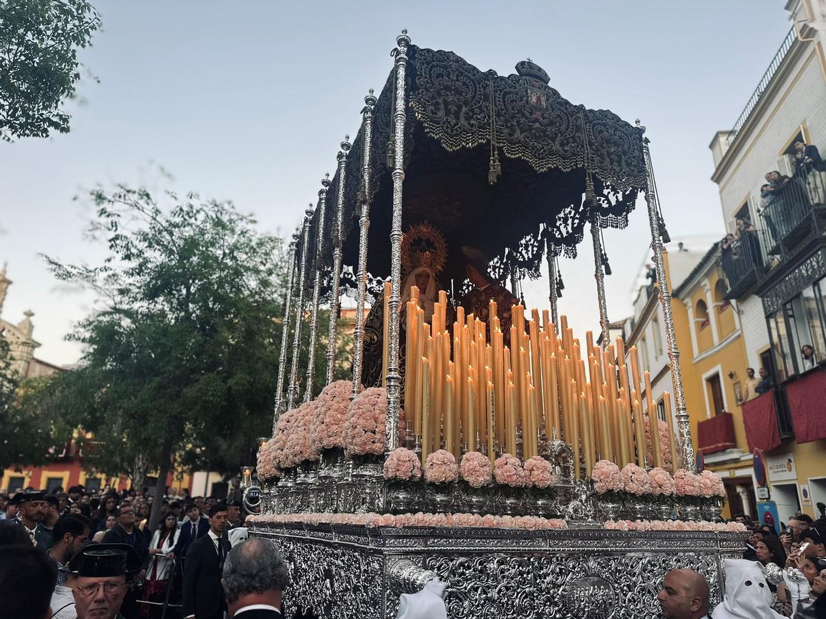 La Virgen del Dulce Nombre por la calle Conde de Barajas