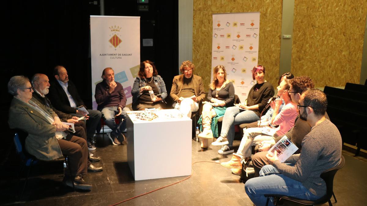La concejala presenta la agenda junto a varios artistas participantes.
