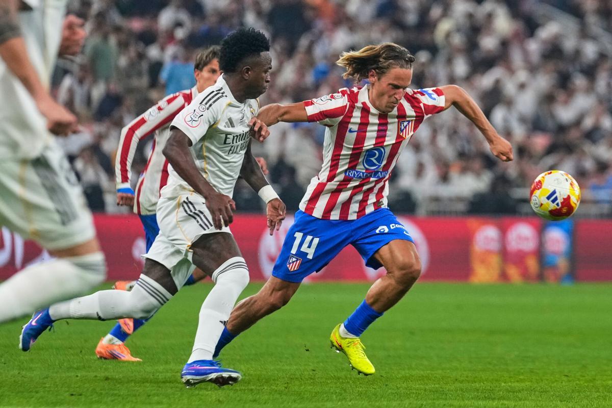 Atletico Madrids Marcos Llorente, right, duels for the ball with Real Madrids Vinicius Junior during the Spanish Super Cup semifinal soccer match at King Abdullah Sports City Stadium in Jeddah, Saudi Arabia, Thursday, Jan. 8, 2026. (AP Photo/Altaf Qadri) Associate Press/ LaPresse Only Italy and Spain Associate Press/ LaPresse Only Italy and Spain. EDITORIAL USE ONLY ITALY AND SPAIN