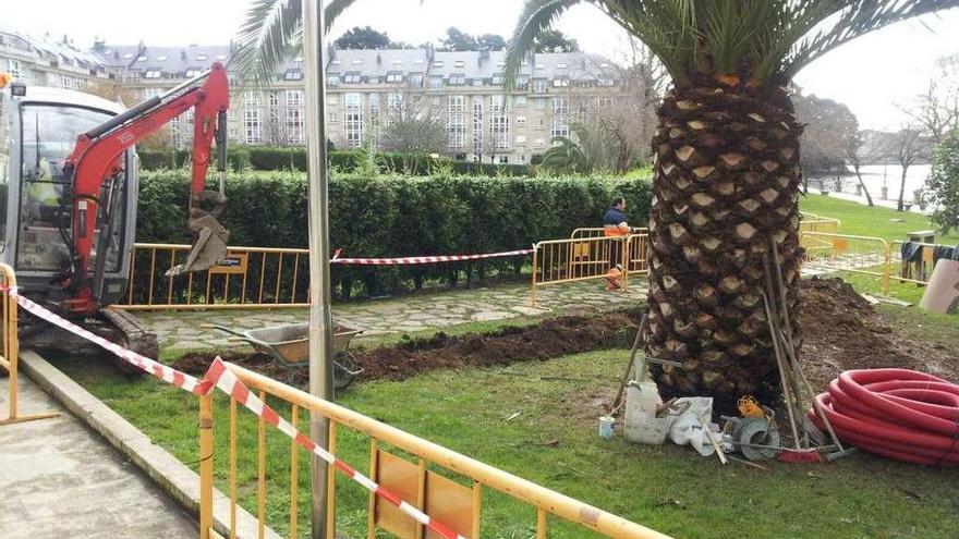 Obras de renovación de las tuberías de agua en Beiramar, en Perillo, en 2016.