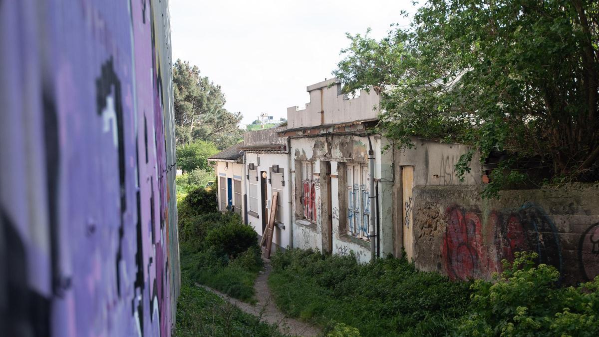 Viviendas abandonadas en O Castrillón, uno de los puntos negros de venta de drogas.