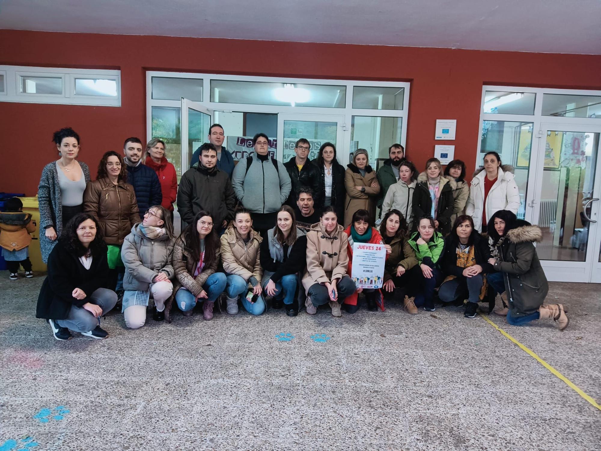 EN IMÁGENES: Decenas de profesores se manifiestan en Asturias contra la LOMLOE