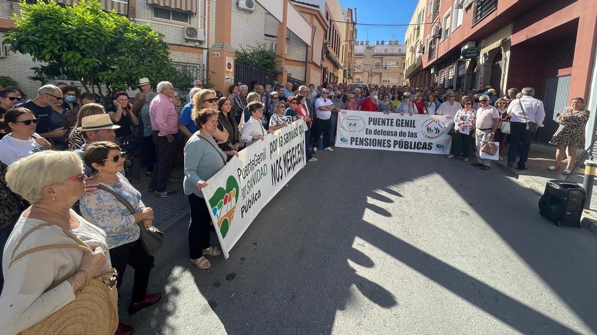 Protesta junto al centro de salud José Gallego de Puente Genil.