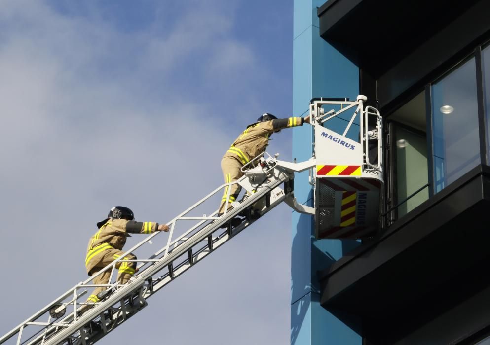 Visita de los bomberos a los niños del Cunqueiro