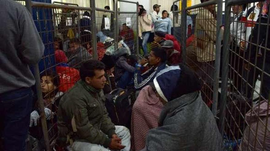 Desplazados venezolanos en Ecuador esperan para viajar a Perú.