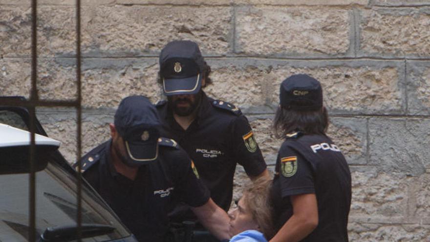 Crimen en Alicante: Así fue la llegada de Conchi y su cuidador a los juzgados
