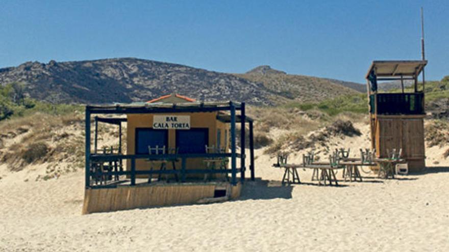 La playa de Cala Torta y su chiringuito, cerrados al público