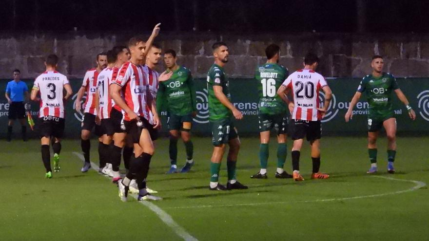 La SD Logroñés y el CD Arenteiro, en Espiñedo, en la primera jornada de Primera RFEF en casa. |  // F. CASANOVA